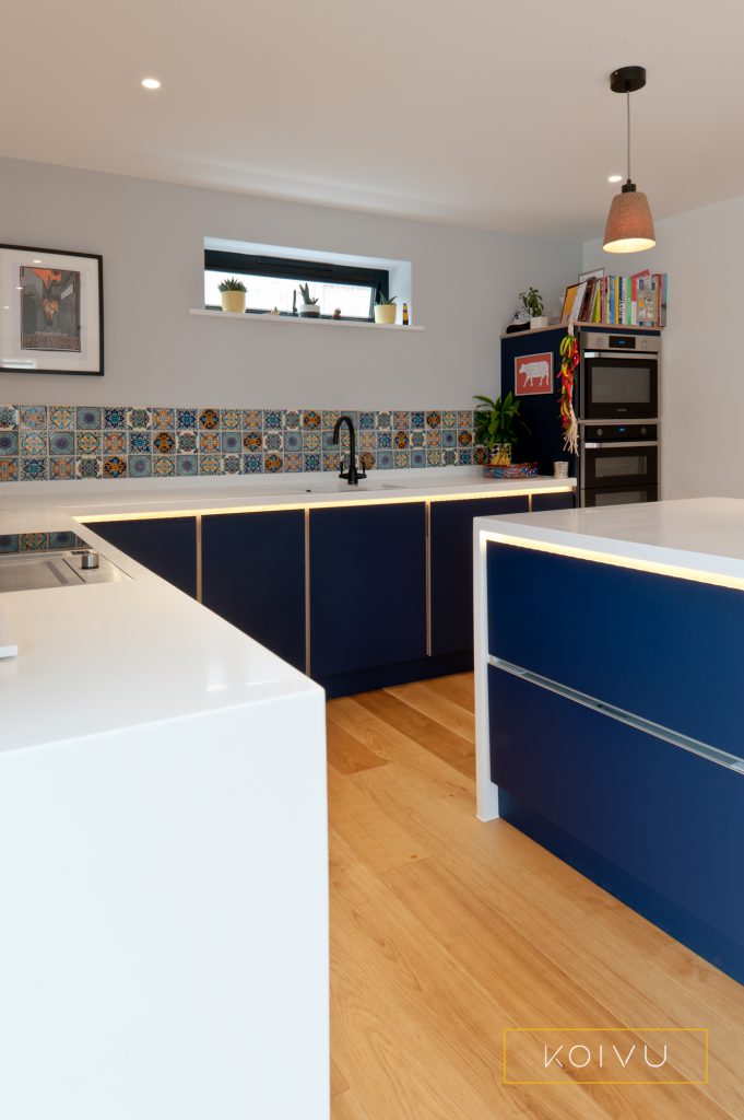 Dark blue kitchen units with white countertops in this new build kitchen in Whitstable. By Koivu.