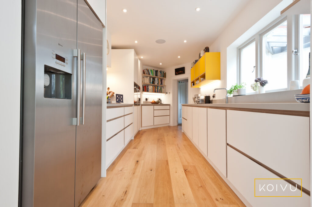 Narrow kitchen with American-style fridge freezer. Koivu.