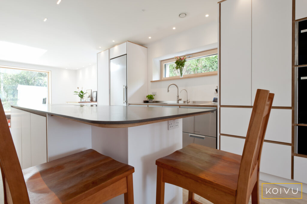 Breakfast bar and stools with white units